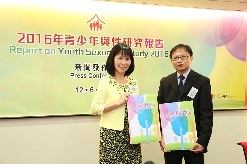 家計會執行總監范瑩孫醫生(上圖左及下圖)、統計及資訊科技經理陳慶燊先生(上圖右)發表《2016年青少年與性研究》結果及提出建議。