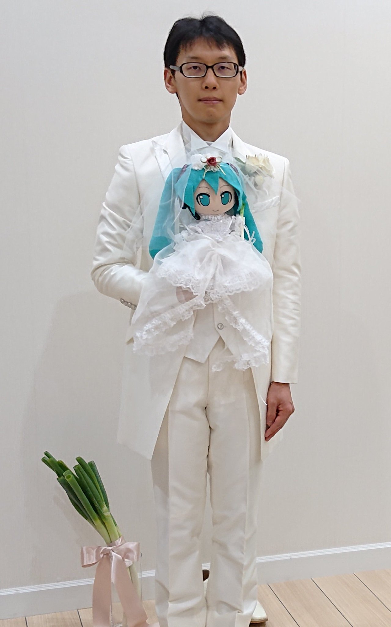 35歲的近藤於2017年與日本的著名虛擬歌姬初音未來「共諧連理」。(圖片擷取自近藤顯彥Twitter)